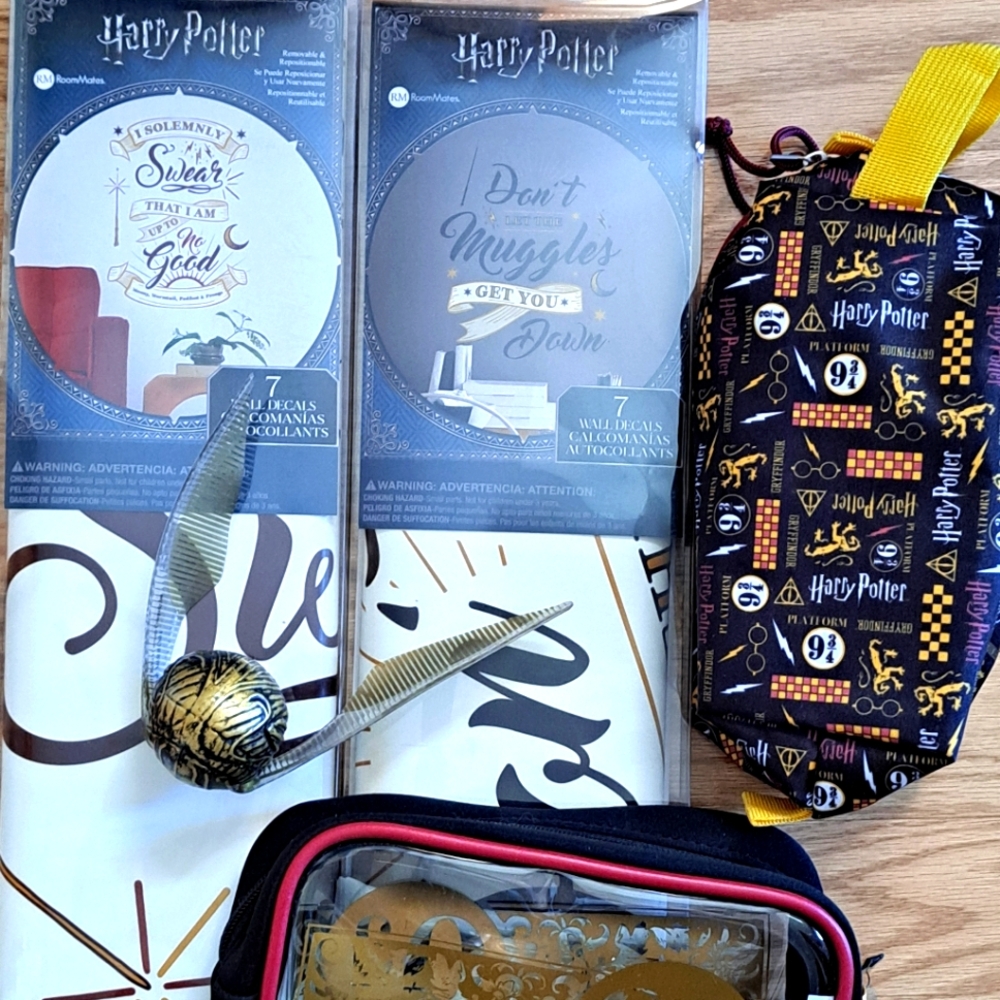 Harry Potter 5 Pcs Collection Wall Decal Sets, 2 SmBags, 1 Golden Snitch
